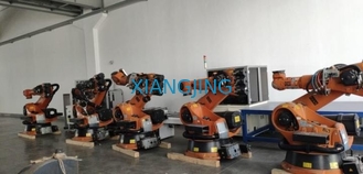 Industrieroboter-Arm KUKA KR210 R3300 EXTRAzweite Handfür den Materialtransport