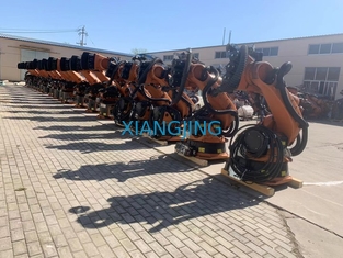 Industrieroboter-Arm KUKA KR210 R3300 EXTRAzweite Handfür die materielle Übergebung