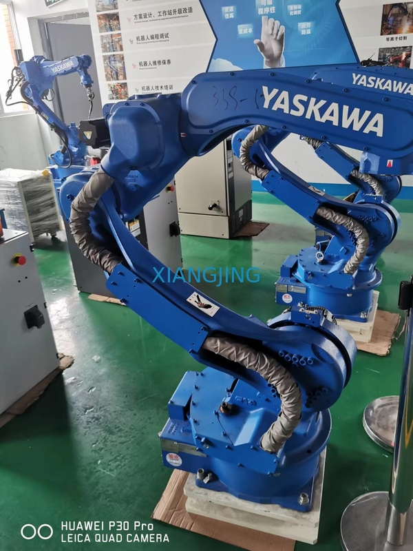 Benutzter automatischer schweißender Roboter Achse Yaskawa AR1440 6 und schneller und genauer Elektroschweißenroboter mit Prüfer des Roboter-YRC1000